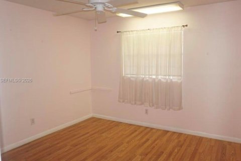 House in Palm Springs, Florida 4 bedrooms, 146.04 sq.m. № 2387273 - photo 21