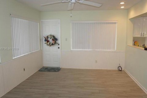 House in Palm Springs, Florida 4 bedrooms, 146.04 sq.m. № 2387273 - photo 18