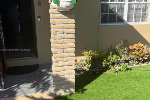 Villa ou maison à vendre à Miami, Floride: 3 chambres, 117.89 m2 № 1956155 - photo 2