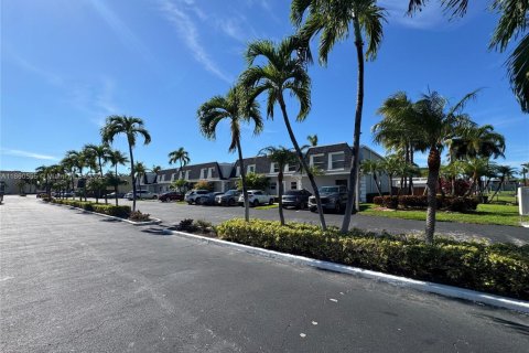 Townhouse in Hallandale Beach, Florida 2 bedrooms, 157.56 sq.m. № 1890759 - photo 27