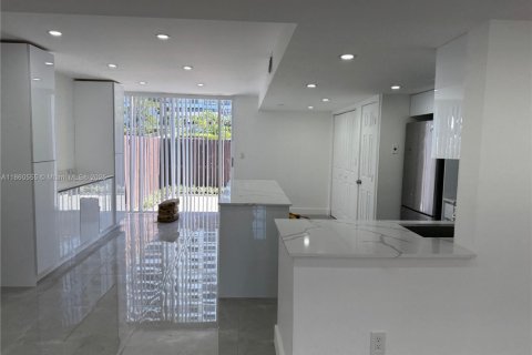 Townhouse in Hallandale Beach, Florida 2 bedrooms, 157.56 sq.m. № 1890759 - photo 5