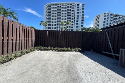 Townhouse in Hallandale Beach, Florida 2 bedrooms, 157.56 sq.m. № 1890759 - photo 21