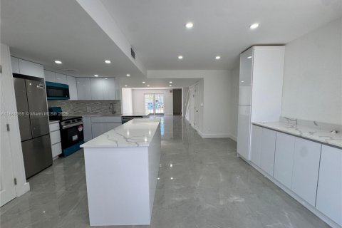 Townhouse in Hallandale Beach, Florida 2 bedrooms, 157.56 sq.m. № 1890759 - photo 6