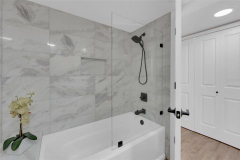 Condo in Fort Myers, Florida, 2 bedrooms  № 2213580 - photo 23