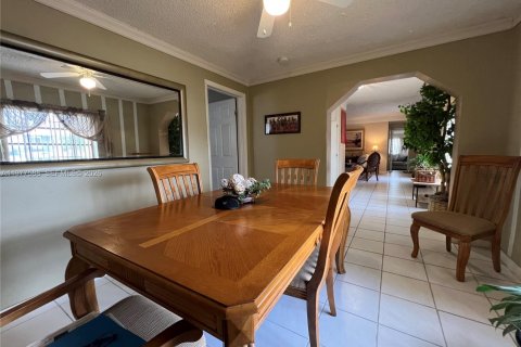 House in Hialeah, Florida 4 bedrooms, 144.65 sq.m. № 2041798 - photo 7