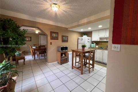 House in Hialeah, Florida 4 bedrooms, 144.65 sq.m. № 2041798 - photo 6