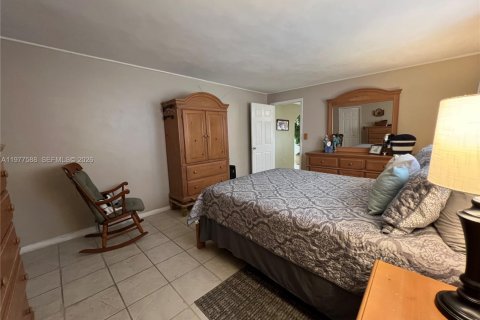 House in Hialeah, Florida 4 bedrooms, 144.65 sq.m. № 2041798 - photo 9