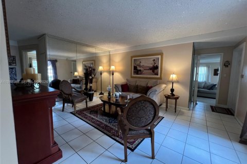 House in Hialeah, Florida 4 bedrooms, 144.65 sq.m. № 2041798 - photo 4