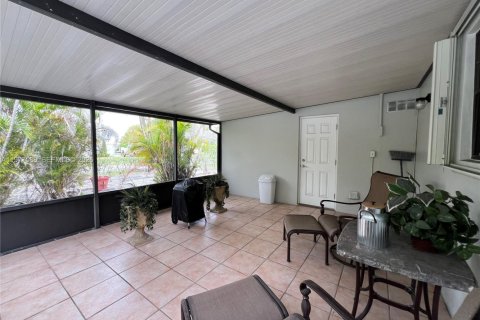 House in Hialeah, Florida 4 bedrooms, 144.65 sq.m. № 2041798 - photo 16