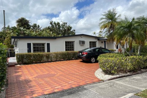 House in Hialeah, Florida 4 bedrooms, 144.65 sq.m. № 2041798
