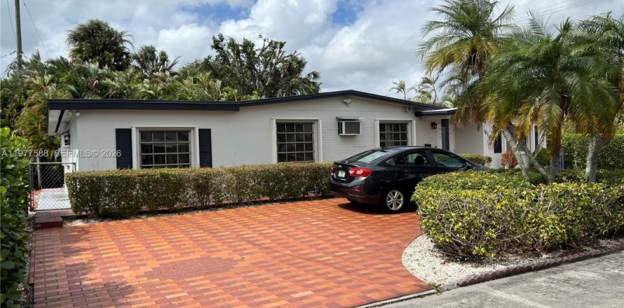 House in Hialeah, Florida 4 bedrooms, 144.65 sq.m. № 2041798