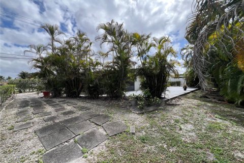 House in Hialeah, Florida 4 bedrooms, 144.65 sq.m. № 2041798 - photo 21