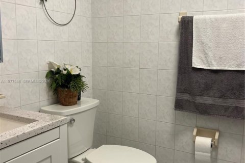 House in Hialeah, Florida 4 bedrooms, 144.65 sq.m. № 2041798 - photo 10