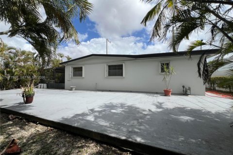 House in Hialeah, Florida 4 bedrooms, 144.65 sq.m. № 2041798 - photo 18