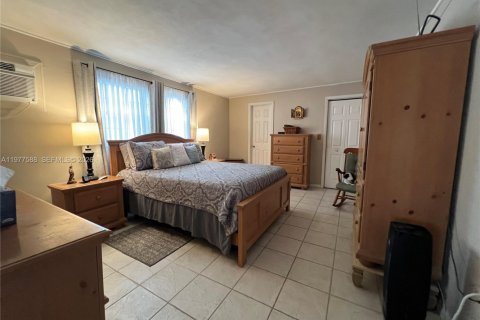 House in Hialeah, Florida 4 bedrooms, 144.65 sq.m. № 2041798 - photo 8