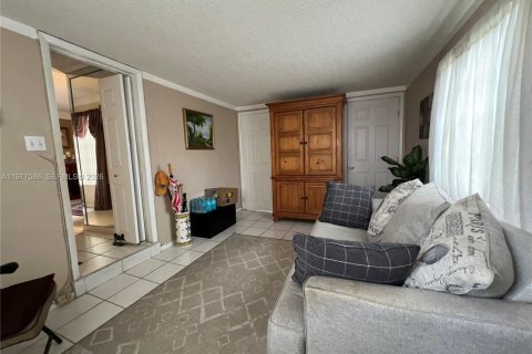 House in Hialeah, Florida 4 bedrooms, 144.65 sq.m. № 2041798 - photo 13