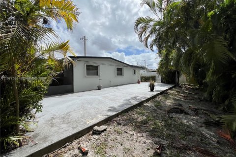 House in Hialeah, Florida 4 bedrooms, 144.65 sq.m. № 2041798 - photo 17