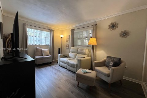 House in Hialeah, Florida 4 bedrooms, 144.65 sq.m. № 2041798 - photo 11