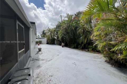 House in Hialeah, Florida 4 bedrooms, 144.65 sq.m. № 2041798 - photo 19