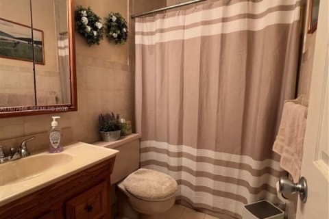 House in Hialeah, Florida 4 bedrooms, 144.65 sq.m. № 2041798 - photo 14