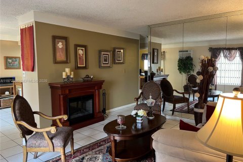 House in Hialeah, Florida 4 bedrooms, 144.65 sq.m. № 2041798 - photo 5