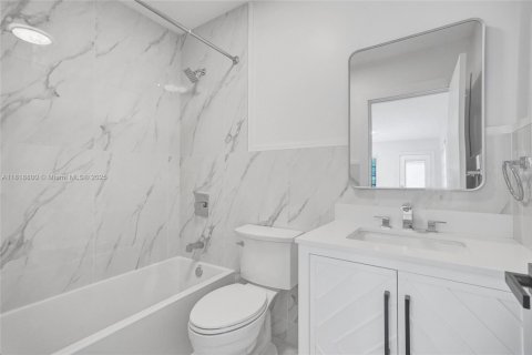 House in Miami, Florida 3 bedrooms, 169.92 sq.m. № 1796989 - photo 8