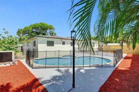 House in Miami, Florida 3 bedrooms, 169.92 sq.m. № 1796989 - photo 2