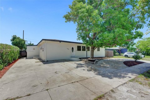 House in Miami, Florida 3 bedrooms, 169.92 sq.m. № 1796989 - photo 1