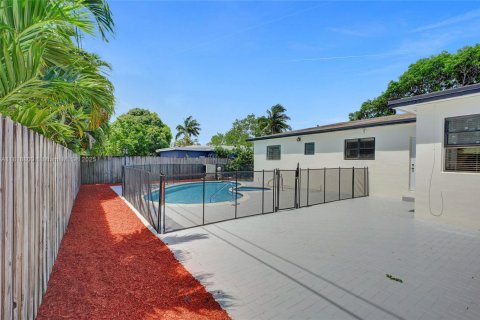 House in Miami, Florida 3 bedrooms, 169.92 sq.m. № 1796989 - photo 14