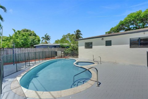 House in Miami, Florida 3 bedrooms, 169.92 sq.m. № 1796989 - photo 3