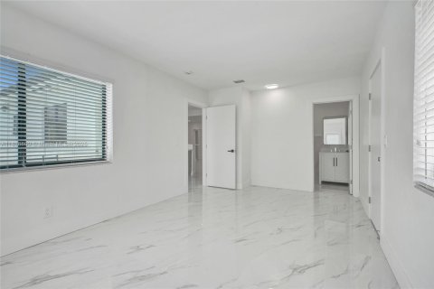House in Miami, Florida 3 bedrooms, 169.92 sq.m. № 1796989 - photo 9