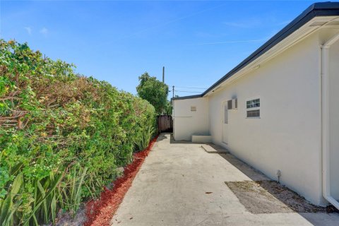 House in Miami, Florida 3 bedrooms, 169.92 sq.m. № 1796989 - photo 15
