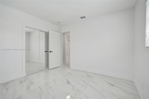 House in Miami, Florida 3 bedrooms, 169.92 sq.m. № 1796989 - photo 6
