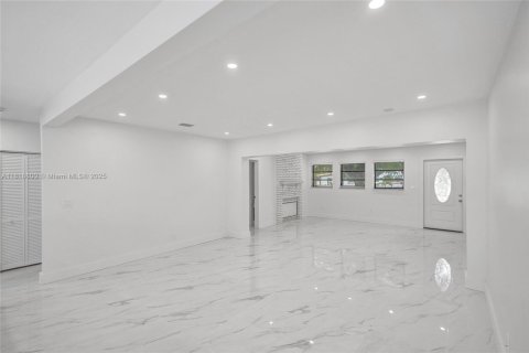 House in Miami, Florida 3 bedrooms, 169.92 sq.m. № 1796989 - photo 4