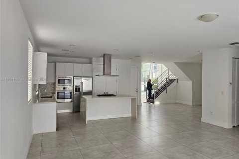 Купить виллу или дом в Дорал, Флорида 5 спален, 336.31м2, № 2079462 - фото 2