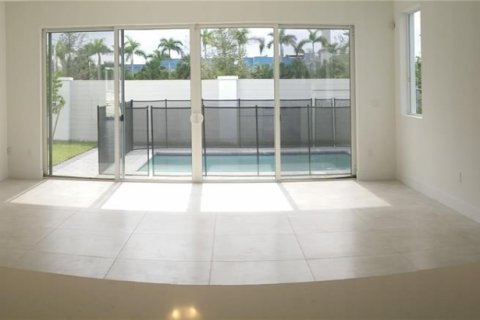 Купить виллу или дом в Дорал, Флорида 5 спален, 336.31м2, № 2079462 - фото 4