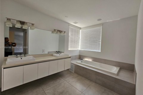 Купить виллу или дом в Дорал, Флорида 5 спален, 336.31м2, № 2079462 - фото 17