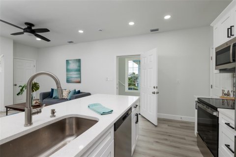Propiedad comercial en venta en Madeira Beach, Florida, 4 dormitorios, 174.66 m2 № 1848546 - foto 8