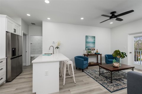Propiedad comercial en venta en Madeira Beach, Florida, 4 dormitorios, 174.66 m2 № 1848546 - foto 7