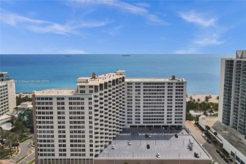 Condo in Miami Beach, Florida, 1 bedroom  № 1944232 - photo 1