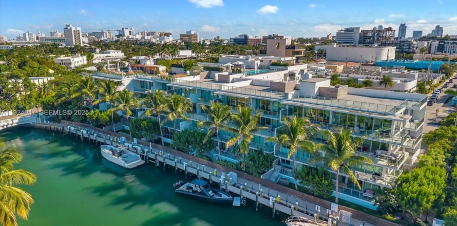 Кондоминиум с 3 спальнями в Майами-Бич, Флорида № 1985711