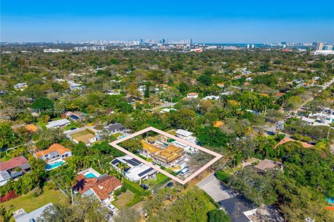 House in Biscayne Park, Florida 6 bedrooms, 420.85 sq.m. № 2080270 - photo 10