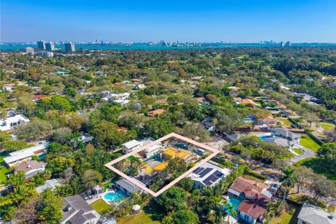 House in Biscayne Park, Florida 6 bedrooms, 420.85 sq.m. № 2080270 - photo 5