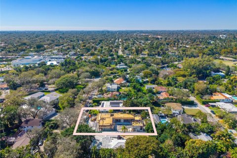 House in Biscayne Park, Florida 6 bedrooms, 420.85 sq.m. № 2080270 - photo 9