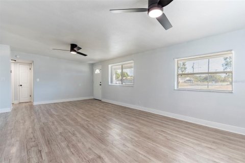 House in Pinellas Park, Florida 2 bedrooms, 80.27 sq.m. № 2122692 - photo 5