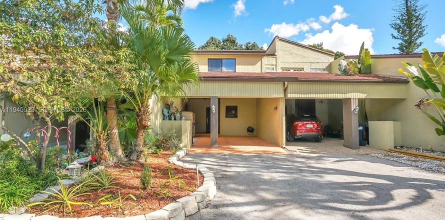 Adosado en Doral, Florida 2 dormitorios, 148.64 m2 № 2000754