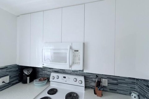 Купить кондоминиум в Дирфилд-Бич, Флорида 3 комнаты, 65.03м2, № 2146926 - фото 2