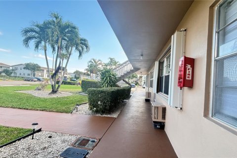 Condo in West Palm Beach, Florida, 1 bedroom  № 1996915 - photo 27