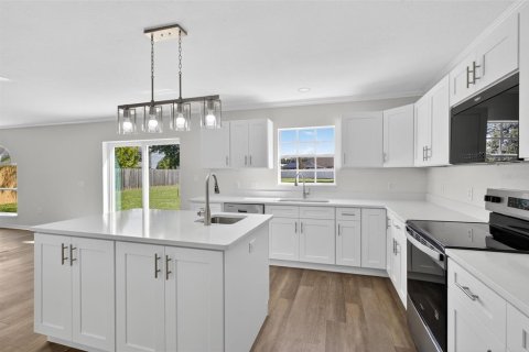 House in Auburndale, Florida 4 bedrooms, 281.77 sq.m. № 1894994 - photo 3