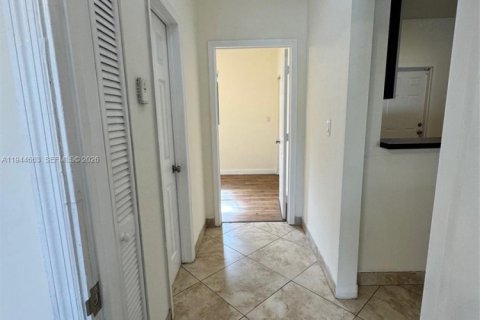 Apartment in Hollywood, Florida 2 bedrooms, 83.61 sq.m. № 2001952 - photo 13